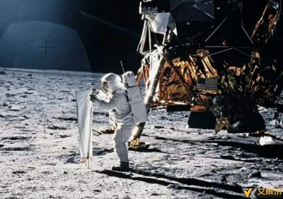 问答：阿姆斯特朗是乘哪个飞船成功登月的？